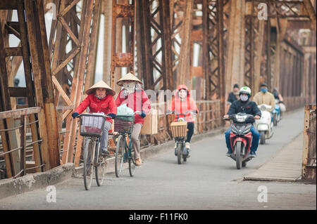 Hanoi Long Bien bridge, view of people commuting to Hanoi in early morning traffic on the landmark Long Bien Bridge,Vietnam. Stock Photo