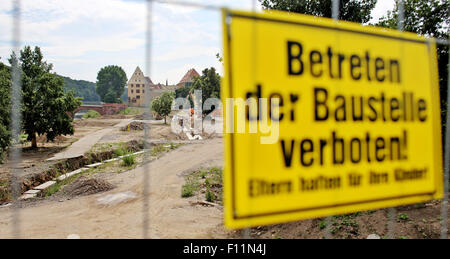 Grimma, Germany. 24th Aug, 2015. Construction workers build the foundation for a flood wall near Poeppelmannbruecke bridge in Grimma, Germany, 24 August 2015. After the city was flooded twice within ten years by the Mulde river, the flood wall that will cost around 45 million euros is supposed to protect the city from future floodings from 2018 on at the latest. Photo: JAN WOITAS/dpa/Alamy Live News Stock Photo