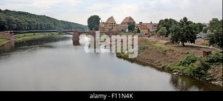 Grimma, Germany. 24th Aug, 2015. Construction workers build the foundation for a flood wall near Poeppelmannbruecke bridge in Grimma, Germany, 24 August 2015. After the city was flooded twice within ten years by the Mulde river, the flood wall that will cost around 45 million euros is supposed to protect the city from future floodings from 2018 on at the latest. Photo: JAN WOITAS/dpa/Alamy Live News Stock Photo