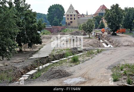 Grimma, Germany. 24th Aug, 2015. Construction workers build the foundation for a flood wall near Poeppelmannbruecke bridge in Grimma, Germany, 24 August 2015. After the city was flooded twice within ten years by the Mulde river, the flood wall that will cost around 45 million euros is supposed to protect the city from future floodings from 2018 on at the latest. Photo: JAN WOITAS/dpa/Alamy Live News Stock Photo