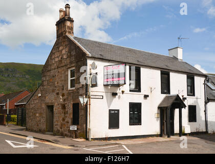 The Swan Inn, Lennoxtown, Scotland - rural pub closed and for sale Stock Photo