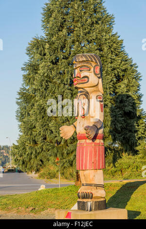 Campbell River Indian Band (Wei Wai Kum First Nation) Ernest Get'la Henderson Memorial totem pole , Campbell River BC Stock Photo