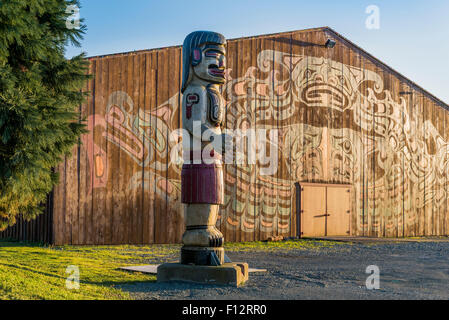 Campbell River Indian Band (Wei Wai Kum First Nation) Ernest Get'la Henderson Memorial totem pole and Kwanwatsi Big House, Campb Stock Photo