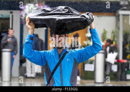 Wimbledon London,UK. 26th August 2015.  Commuters get caught in rains in Wimbledon Town centre Credit:  amer ghazzal/Alamy Live News Stock Photo