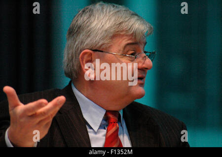 Aussenminister Joschka Fischer - hier bei den "Nordischen Tagen" am 9. November 2004 im Marie-Elisabeth-Lueders-Haus, Berlin-Mit Stock Photo