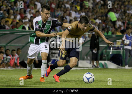 Chiapas, Mexico. 25th Aug, 2015. Jose Omar Cervantes (L) of Tapachula's Cafetaleros vies with Pumas de la UNAM's Alan Rodriguez during the match of 4th Journey of the MX Cup, held in Tapachula's Olympic Stadium in Tapachula City, Chiapas State, Mexico, Aug. 25, 2015. Pumas de la UNAM lose the match 0-2. © Jesus Hernandez/Xinhua/Alamy Live News Stock Photo