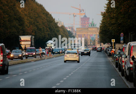 Strasse des 17. Juni, Brandenburger Tor, Berlin-Tiergarten. Stock Photo
