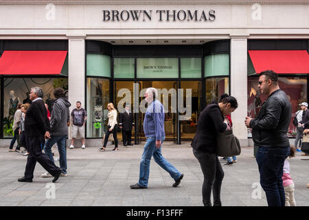 Shoppers passing Brown Thomas department store on Dublins Grafton street, dublin, ireland. Stock Photo