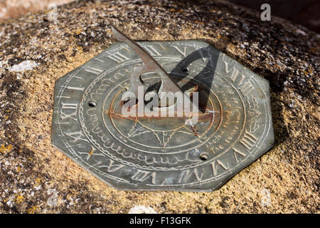 Telling time on a sundial hi res stock photography and images Alamy