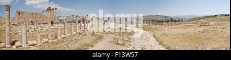 Panoramic view of the roman city of Jerash in Jordan. Featuring the Artemis Temple, the Forum,  Zeus Temple, Nymphaeum, new town Stock Photo