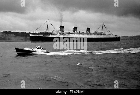 AJAXNETPHOTO. 31ST OCTOBER, 1967. SOLENT, ENGLAND. - FINAL VOYAGE - CUNARD TRANSATLANTIC LINER QUEEN MARY DRESSED OVERALL HEADS OUT OF THE SOLENT UNDER A LEADEN SKY ON HER FINAL VOYAGE TO LONG BEACH CALIFORNIA. PHOTO:JONATHAN EASTLAND/AJAX REF:311067 1 Stock Photo