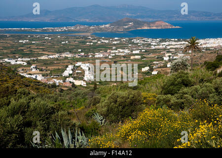 Griechenland, Kykladen, Naxos, Blick auf die Halbinsel Stelida mit Agios Prokopios, rechts Naxos-Stadt, am Horizont die Insel Pa Stock Photo