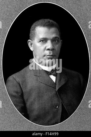 1800s 1900s AFRICAN AMERICAN EDUCATOR AUTHOR ORATOR BOOKER T. WASHINGTON PRINCIPAL OF TUSKEGEE INSTITUTE PORTRAIT CIRCA 1901 Stock Photo