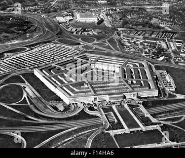 1960s AERIAL VIEW OF ARMY PENTAGON AND NAVY ANNEX ARLINGTON VIRGINIA USA Stock Photo