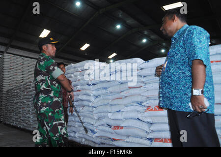 Lhokseumawe, Indonesia. 27th Aug, 2015. Commander of the military district Lt. Col. Infantry Eka Oktavianus Wahyu Cahyono accompanied by the Regional Division Head of Bulog Lhokseumawe, Ruslian see the quality of rice in Bulog warehouses; the co-ordination discussed the uptake of grain and rice from the farmers in the district of North Aceh and Lhokseumawe in the success of the national food security program. © Azwar/Pacific Press/Alamy Live News Stock Photo
