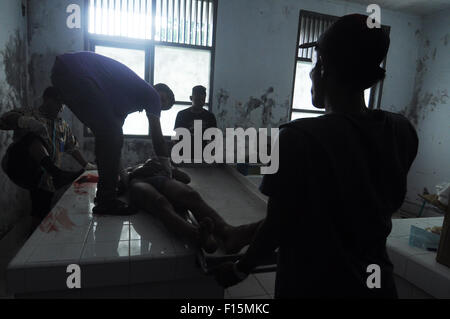 Lhokseumawe, Indonesia. 27th Aug, 2015. The body of the man suspected as the gunman were shot dead by police at the scene refueling Batuphat, District Muara Satu. The man had been included in the list Aceh police on criminal cases occurred in Aceh. © Azwar/Pacific Press/Alamy Live News Stock Photo