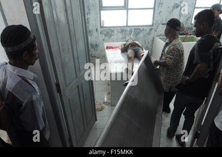 Lhokseumawe, Indonesia. 27th Aug, 2015. The body of the man suspected as the gunman were shot dead by police at the scene refueling Batuphat, District Muara Satu. The man had been included in the list Aceh police on criminal cases occurred in Aceh. © Azwar/Pacific Press/Alamy Live News Stock Photo