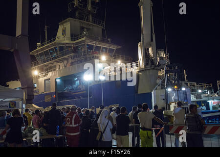 Palermo, Italy. 27th Aug, 2015. A container with the bodies of migrants is unloaded from Swedish Coast Guards ship 'Poseidon' in the port of Palermo following a rescue operation of migrants in the Mediterranean sea. © Antonio Melita/Pacific Press/Alamy Live News Stock Photo