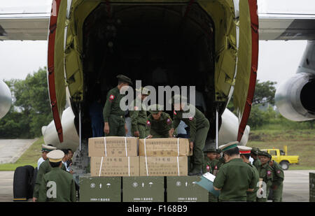 Yangon, Myanmar. 28th Aug, 2015. Myanmar soldiers unload goods from a military aircraft of the Chinese People's Liberation Army carrying relief supplies for Myanmar's flood victims at the Nay Pyi Taw International Airport, Myanmar, Aug. 28, 2015. Two military aircrafts from the Chinese People's Liberation Army arrived at Myanmar's Nay Pyi Taw International Airport Friday morning with relief supplies to flood victims of the country. © U Aung/Xinhua/Alamy Live News Stock Photo