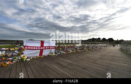 Shoreham, Sussex, UK. 28th August, 2015. Thousands of floral tributes and messages line the old toll bridge crossing the River Adur at Shoreham to remember those who died in the Shoreham Airshow disaster last weekend  It is almost a week after a Hawker Hunter jet crashed on to the A27 during a display in the Shoreham Airshow killing 11 people  Credit:  Simon Dack/Alamy Live News Stock Photo