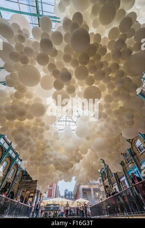 London, UK. 27th August, 2015. Heartbeat - French artist Charles Pétillon’s first public art installation (and his first ever live work outside of France) in Covent Garden. 100,000 giant white balloons fill the grand interior of the 19th Century Market Building. Heartbeat stretches 54 metres in length and 12 metres in width, and incorporates gentle pulsating white light to symbolise the beating of a heart and reflect the history, energy and dynamism of the district. Credit:  Guy Bell/Alamy Live News Stock Photo