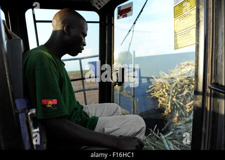 ANGOLA Malange , PAC Pòlo Agroindustrial de Capanda, Biocom Project, joint venture of Brazil company Odebrecht and Angolian state oil company Sonangol, John Deere tractor with seeding machine plants sugarcane seedlings, the sugarcane is processed in a own sugar factory to produce sugar or bioethanol for fuel Stock Photo