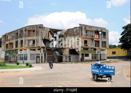 Africa ANGOLA Quibala, destroyed buildings from civil war between MPLA and UNITA Stock Photo