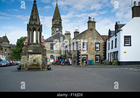 dh High Street FALKLAND FIFE Falkland village High street Market place Bruce fountain people outside pub town centre scotland Stock Photo