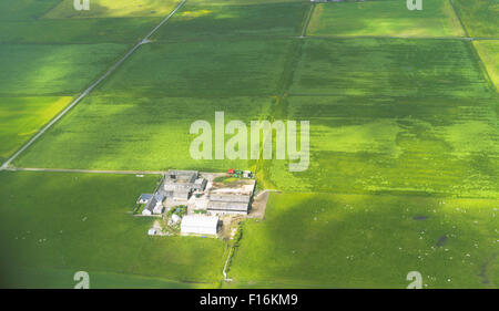 dh  FARMING ORKNEY Farmhouse and green fields farm land uk isolated scotland house islands Stock Photo