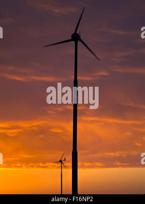 dh  WIND TURBINE UK Sunset wind turbine silhouette sun windturbine uk windfarm farm turbines sky set Stock Photo