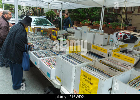 New York City, USA, People Shopping, Record Store, Vinyl Vintage Records on Display in Boxes at Chelsea Street Flea Market, Street Vendor, browsing vintage shop, Record Store usa Stock Photo