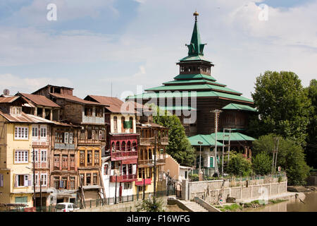 India, Jammu & Kashmir, Srinagar, historic, Khanqah-i-Mu’ala, Shah Hamdan Mosque on banks of Jhelum river Stock Photo