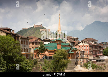 India, Jammu & Kashmir, Srinagar, historic, new mosque and old buildings on banks of Jhelum river Stock Photo