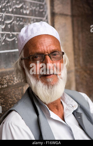 India, Jammu & Kashmir, Srinagar, Nowhatta, Jamia Masjid, face of old white bearded Kashmiri Muslim man Stock Photo