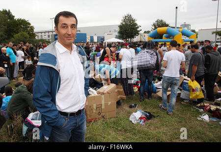 Heideau, Germany. 28th Aug, 2015. Cem Oezdemir, party chairman of Buendnis 90/Die Gruenen, attends a welcome party for refugees in Heideau, Germany, 28 August 2015. The welcome party was organised by Buendnis Dresden Nazifrei (lit. Dresden anti-Nazi league). PHOTO: SEBASTIAN WILLNOW/DPA/Alamy Live News Stock Photo