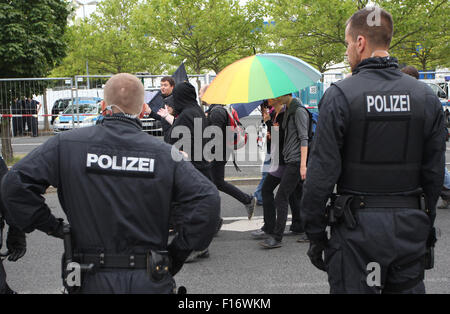 Heideau, Germany. 28th Aug, 2015. Accompanied by police, people make their way to a welcome party for refugees in Heideau, Germany, 28 August 2015. The welcome party was organised by Buendnis Dresden Nazifrei (lit. Dresden anti-Nazi league). Credit:  dpa picture alliance/Alamy Live News Stock Photo