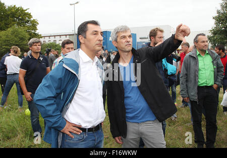 Heideau, Germany. 28th Aug, 2015. Cem Oezdemir (l), party chairman of Buendnis 90/Die Gruenen and Volkmar Zschocke, Green party leader in the Saxon Landtag, attend a welcome party for refugees in Heideau, Germany, 28 August 2015. Credit:  dpa picture alliance/Alamy Live News Stock Photo