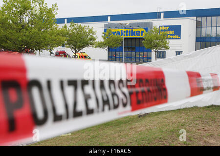 Heideau, Germany. 28th Aug, 2015. A police cordon in front of the asylum seekers' accommodation centre in Heidenau, Germany, 28 August 2015. A welcome party was organised by Buendnis Dresden Nazifrei (lit. Dresden anti-Nazi league) for Friday at the asylum seekers' accomodation in Heidenau. Credit:  dpa picture alliance/Alamy Live News Stock Photo