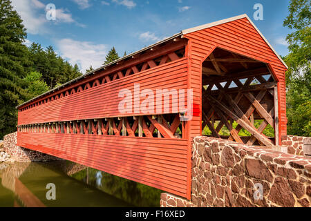 Sachs Covered Bridge, a Town truss covered bridge over Marsh Creek, in Adams county Pennsylvania Stock Photo