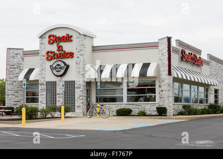 A logo sign outside of a Steak 'n Shake fast food restaurant in Indianapolis, Indiana on August 15, 2015. Stock Photo