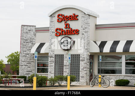 A logo sign outside of a Steak 'n Shake fast food restaurant in Indianapolis, Indiana on August 15, 2015. Stock Photo