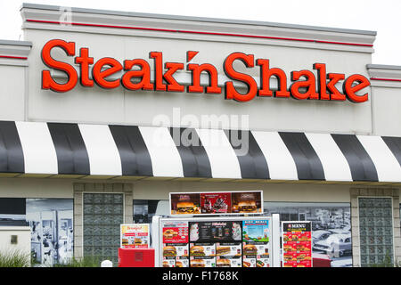 A logo sign outside of a Steak 'n Shake fast food restaurant in Indianapolis, Indiana on August 15, 2015. Stock Photo