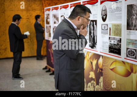 Buenos Aires, Argentina. 27th Aug, 2015. Visitors attend a photo exhibition held to commemorate the 70th anniversary of the victory of the Chinese People's War of Resistance Against Japanese Aggressions and the World Anti-Fascist War, in Buenos Aires, Argentina, on Aug. 27, 2015. The exhibition, organized by members of the Chinese community in Argentina, displayed historic photographs of the war. © Martin Zabala/Xinhua/Alamy Live News Stock Photo