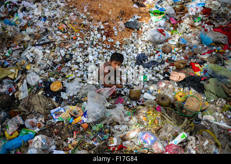 Dhaka, Bangladesh. 29th Aug, 2015. Aug. 29, 2015 - Dhaka, Bangladesh - Boy collecting wastes materials from a garbage. He sales these materials to local retailer to earn a living. Credit:  Mohammad Ponir Hossain/ZUMA Wire/Alamy Live News Stock Photo