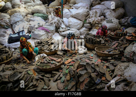 Dhaka, Bangladesh. 29th Aug, 2015. Aug. 29, 2015 - Dhaka, Bangladesh - Women working in a shoe recycle factory. © Mohammad Ponir Hossain/ZUMA Wire/Alamy Live News Stock Photo