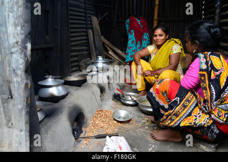 Dhaka, Bangladesh. 29th Aug, 2015. Bangladeshi Women are cooking at Mohammadpur slum in Dhaka city, Bangladesh. On August 29, 2015  Bangladeshi slum child at Mohammadpur slum in Dhaka. More than half of the populations of city slums are children. They face hardship on a daily basis that includes hunger, poor access to clean water, health care, insufficient education and protection. Credit:  Mamunur Rashid/Alamy Live News Stock Photo