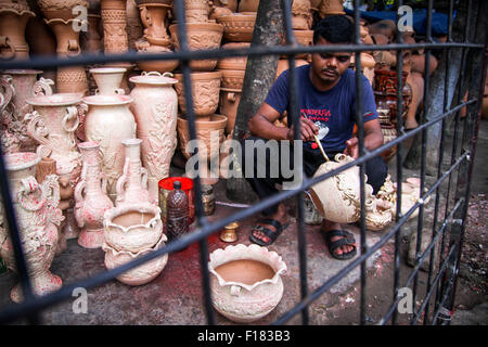 Dhaka, Bangladesh. 29th Aug, 2015. A painter painting the pottery. © Belal Hossain Rana/Pacific Press/Alamy Live News Stock Photo