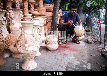 Dhaka, Bangladesh. 29th Aug, 2015. A painter painting the pottery. © Belal Hossain Rana/Pacific Press/Alamy Live News Stock Photo