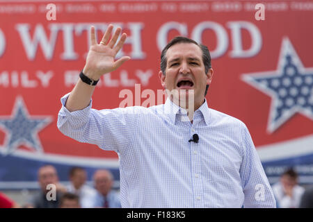 U.S. Senator Ted Cruz (R-TX) addresses a gathering of evangelical Christians during the 'Stand With God' rally August 29, 2015 in Columbia, SC. Thousands of conservative Christians gathered at the State House to rally against gay marriage and listen to GOP presidential candidates Gov. Rick Perry and Sen. Ted Cruz speak. Stock Photo