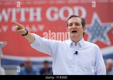 U.S. Senator Ted Cruz (R-TX) addresses a gathering of evangelical Christians during the 'Stand With God' rally August 29, 2015 in Columbia, SC. Thousands of conservative Christians gathered at the State House to rally against gay marriage and listen to GOP presidential candidates Gov. Rick Perry and Sen. Ted Cruz speak. Stock Photo